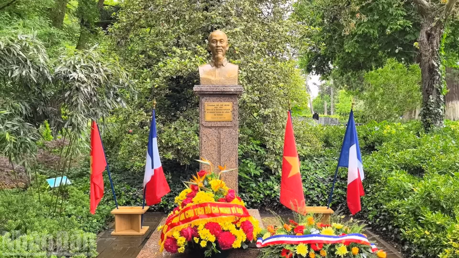 De magnifiques bouquets de fleurs fraîches à l’occasion de l’anniversaire du Président Hô Chi Minh. Photo : NDEL