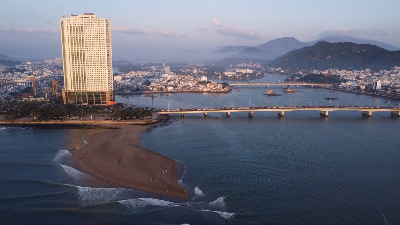 Ces derniers jours, un banc de sable long de plus de 100 mètres et large d’environ 50 mètres est apparu sur la plage de Nha Trang, à proximité du pont Tran Phu, attirant l’attention des habitants et des touristes. Photo : tienphong.vn