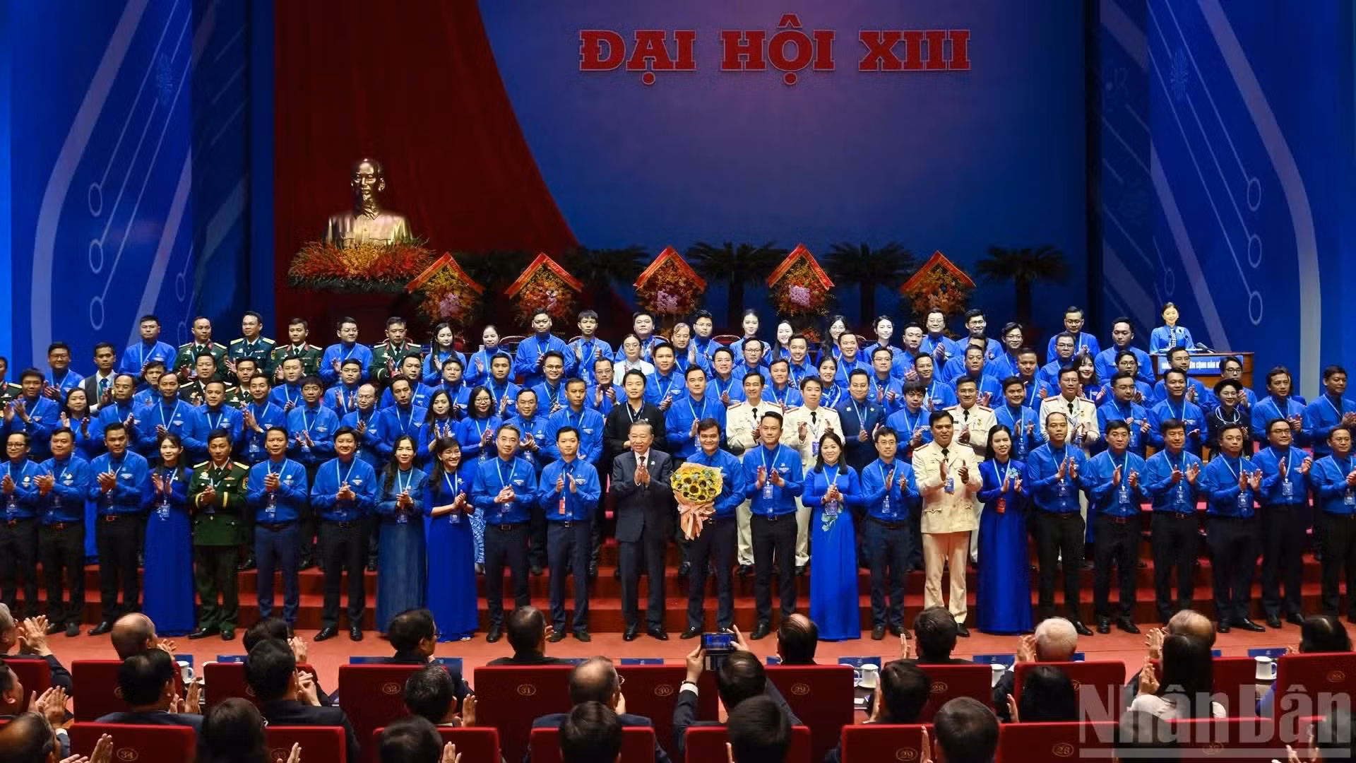 Le secrétaire général du Parti et président de la République, To Lam, félicite le Comité central de l'Union de la jeunesse communiste Hô Chi Minh du 13e mandat (2026-2031). Photo : NDEL.