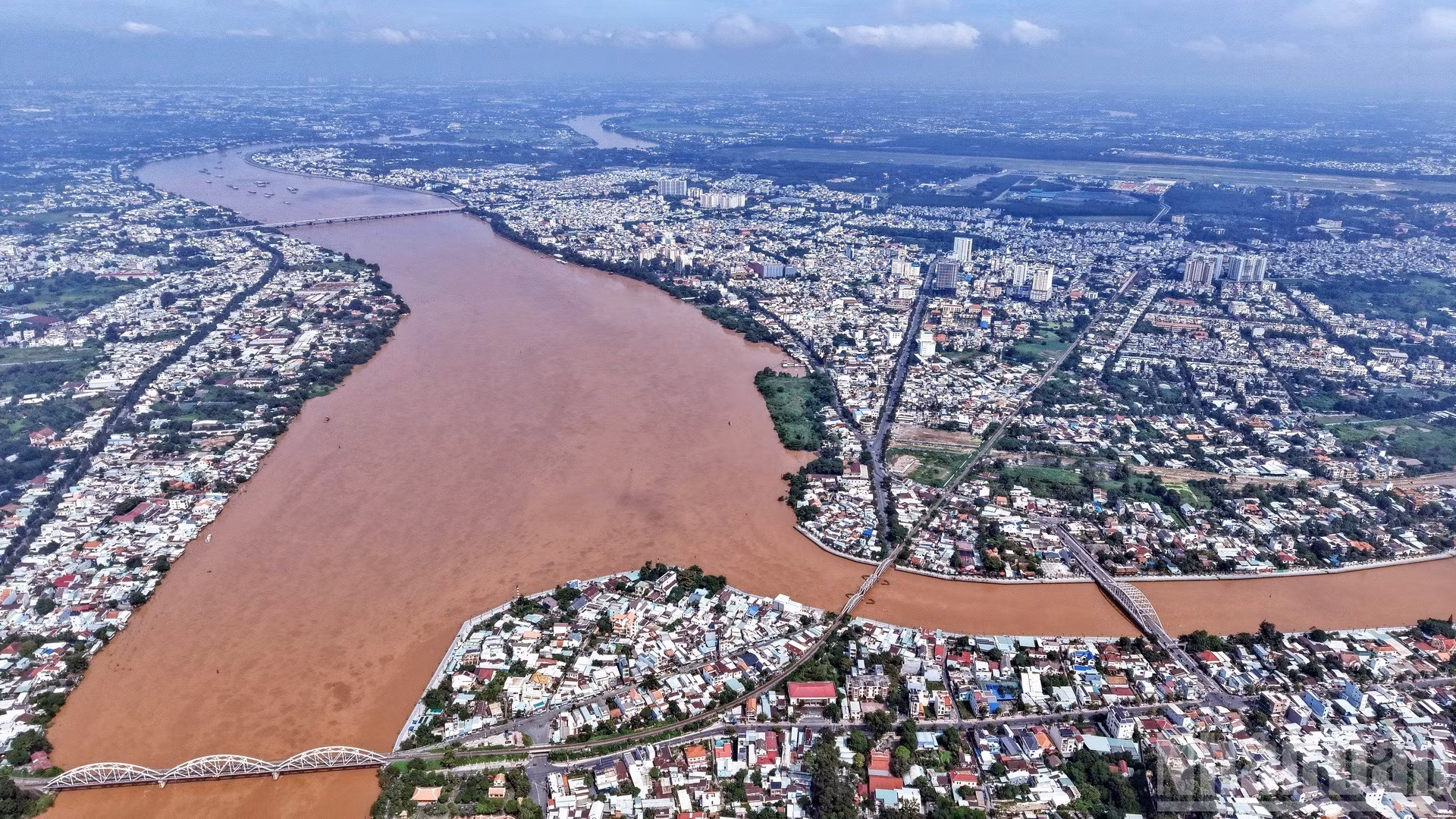 Le fleuve Dong Nai teinté de rouge par les alluvions en période de crue. Photo : NDEL.