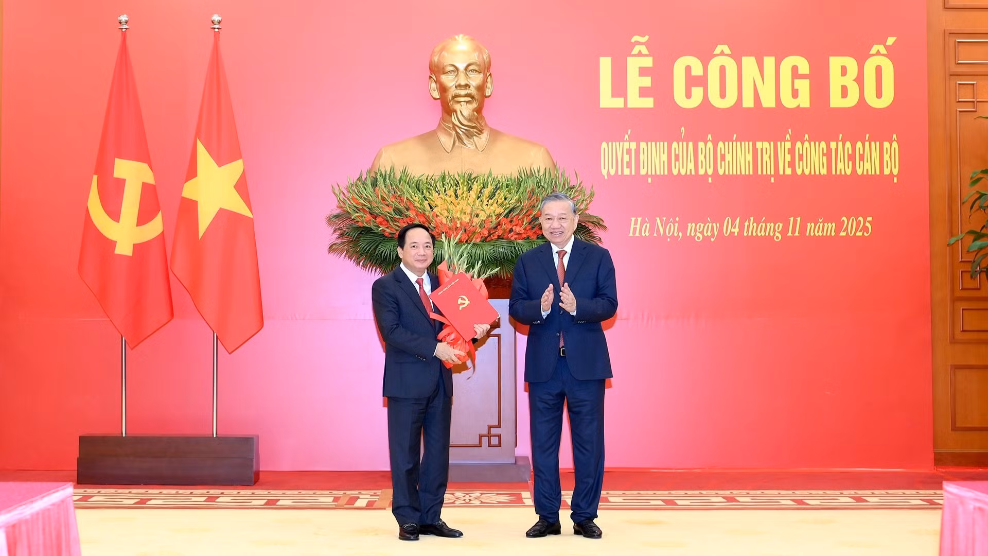 Le Secrétaire général To Lam remet la décision du Bureau politique portant nomination de Trinh Van Quyet au poste de chef de la Commission centrale de la sensibilisation et de la mobilisation des masses. Photo : NDEL
