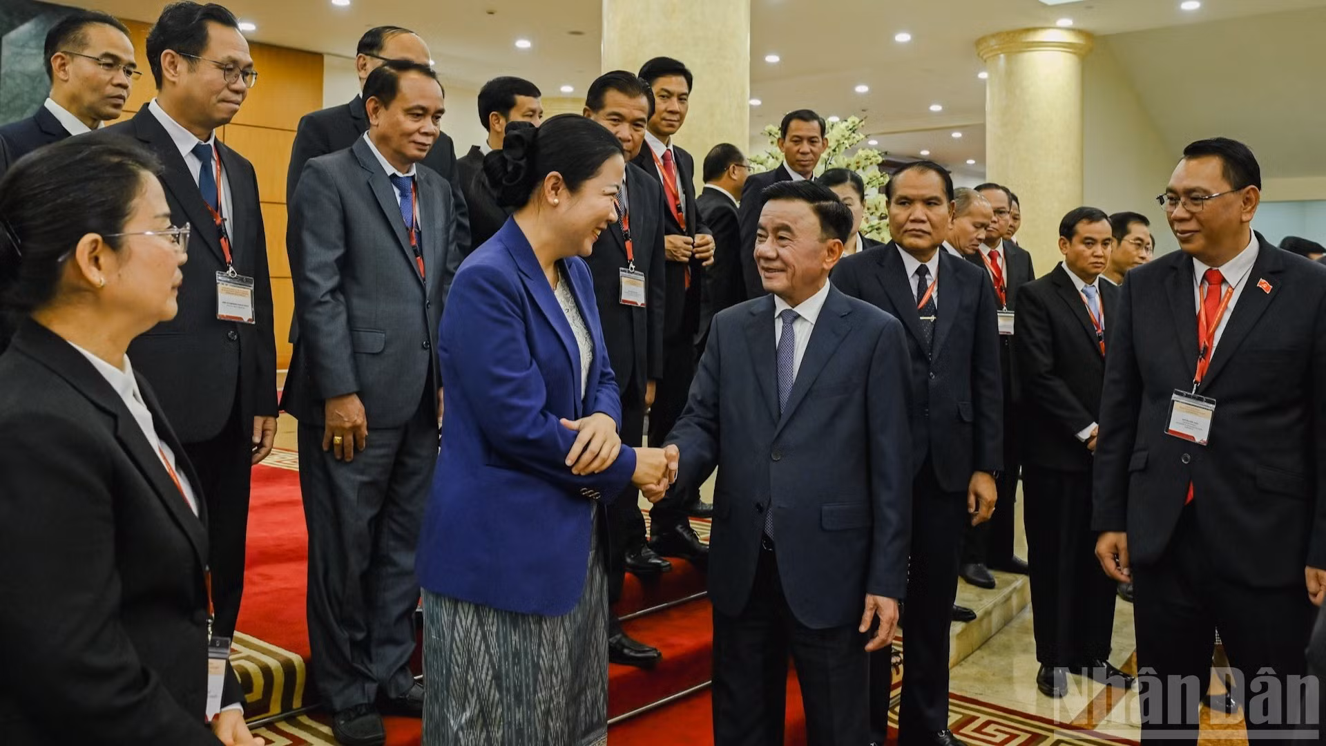 Le permanent du Secrétariat du Comité central (CC) du Parti communiste du Vietnam (PCV), Tran Cam Tu, et la délégation de hauts responsables du Parti populaire révolutionnaire lao (PPRL). Photo : NDEL.