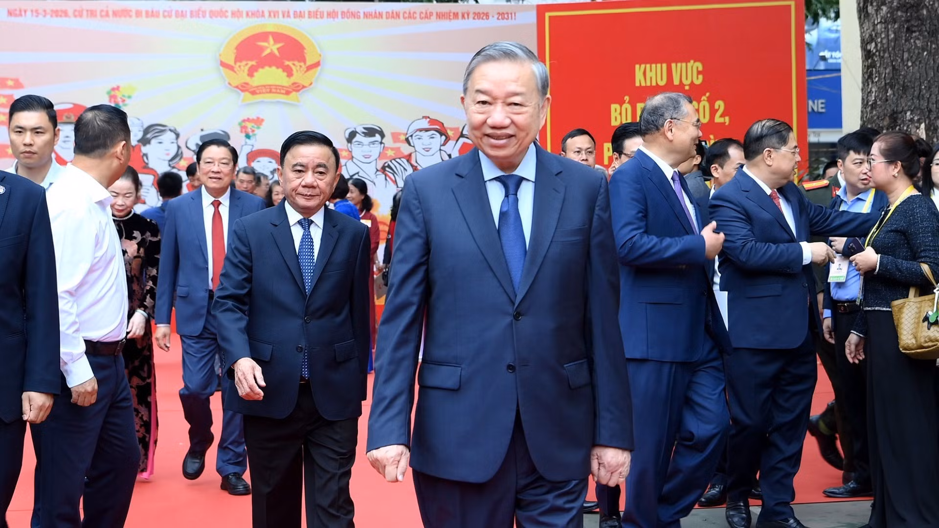 Le secrétaire général du Parti communiste du Vietnam, To Lam, et le permanent du Secrétariat du Comité central du Parti au bureau de vote numéro 2 du quartier de Ba Dinh. Photo : NDEL.
