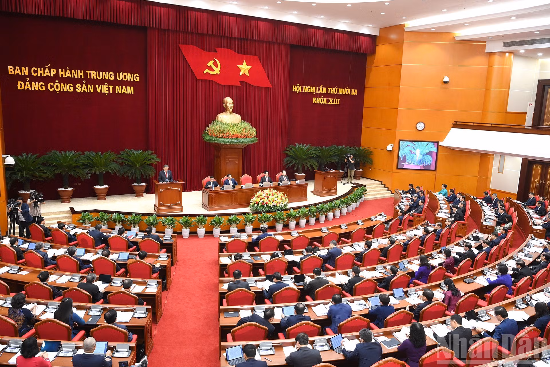 Le 13e Plénum du Parti communiste du Vietnam du XIIIe mandat s’est solennellement ouvert le lundi matin 6 octobre à Hanoi. Photo : NDEL.