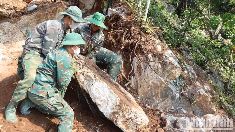 Recherche des restes de soldats tombés au combat sur la colline 685, commune de Thanh Thuy. Photo : NDEL.
