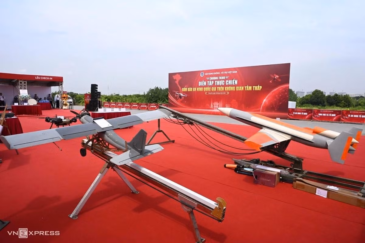 Les véhicules aériens sans pilote (UAV) exposés sur le site d’exercice à Nghia Tru, dans la province de Hung Yen, avant le début de la démonstration, le matin du 18 août. Photo : vnexpress.net