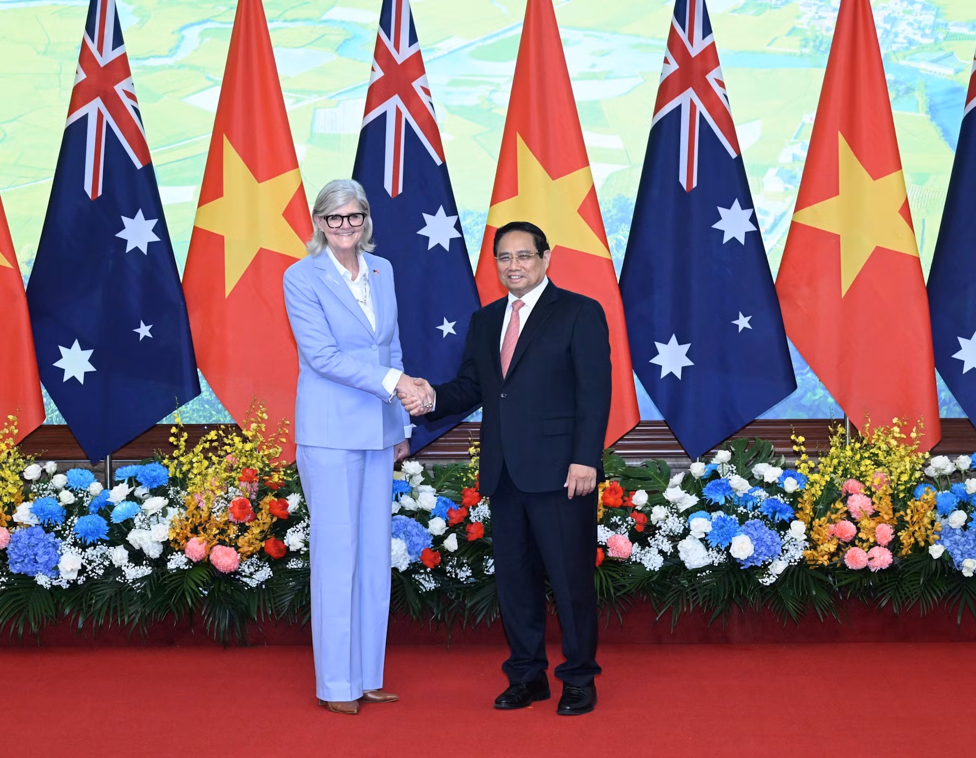 Le Premier ministre Pham Minh Chinh et la gouverneure générale d'Australie, Sam Mostyn. Photo : NDEL.