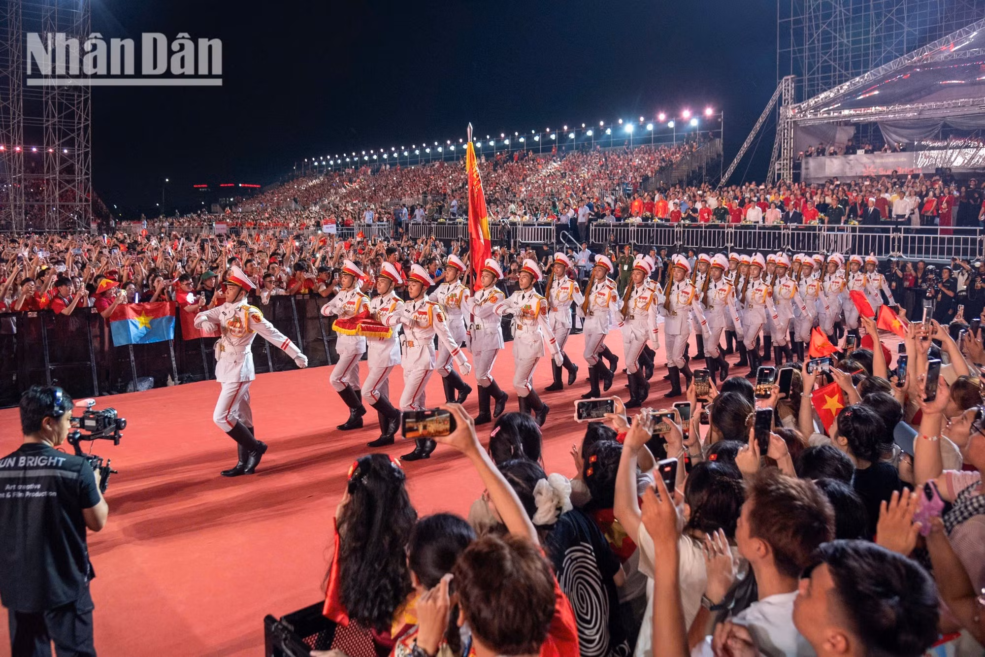 L’équipe chargée de la cérémonie de lever du drapeau, composée de soldats du Commandement chargé de la protection du Mausolée du Président Hô Chi Minh et de la Région militaire 7. Photo : NDEL