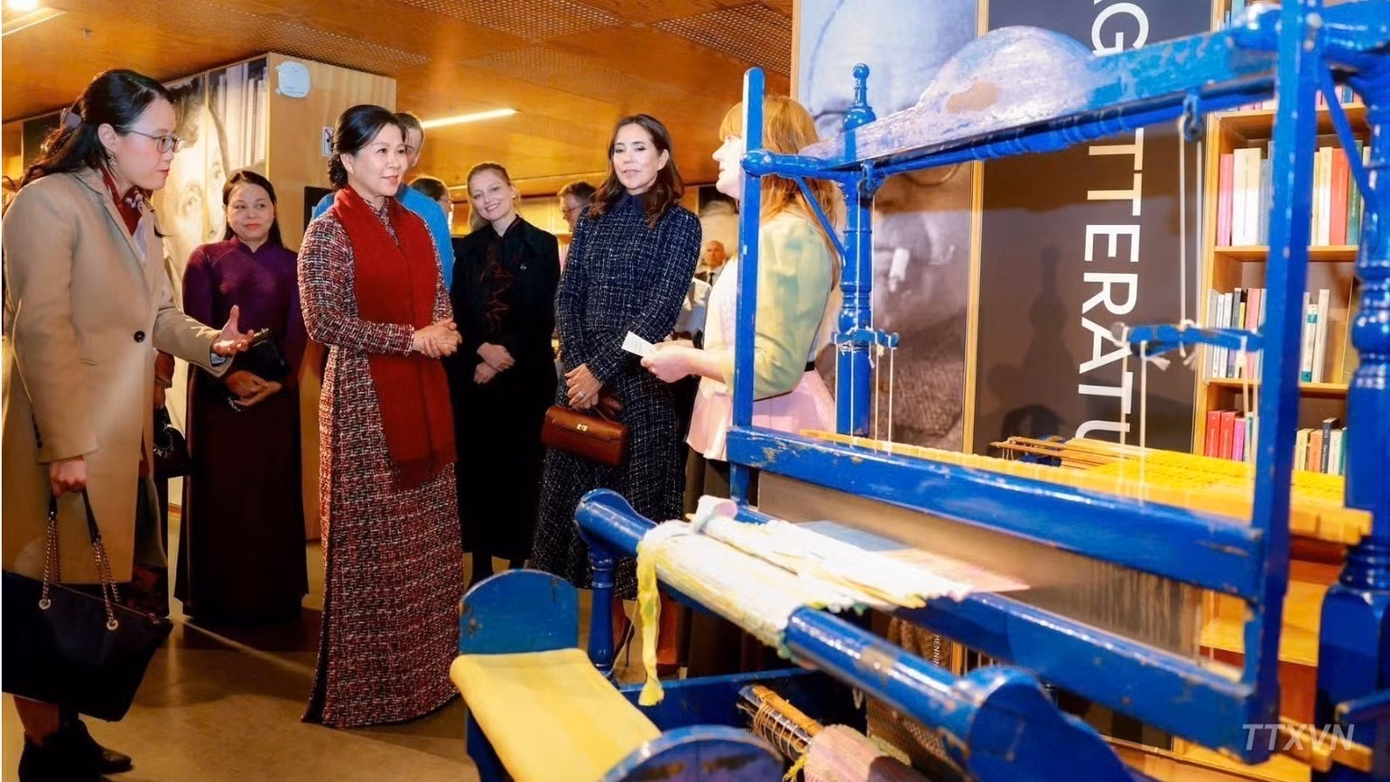 Ngo Phuong Ly, épouse du secrétaire général du Parti communiste du Vietnam (PCV) et président de la République To Lam, et la reine Mary visitent BIBLIOTEKET Rentemestervej, une bibliothèque faisant également office de centre culturel communautaire dans la capitale, Copenhague. Photo : VNA.