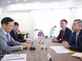Le ministre vietnamien des Finances Ngo Van Tuan (à droite) travaille avec Aïsen Sergueïevitch Nikolaïev, chef de la République de Sakha (Iakoutie) de Russie. Photo : VNA.