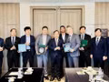 M. Vu Dai Thang, membre du Comité central du Parti, secrétaire adjoint du Comité du Parti pour Hanoï et président du Comité populaire de Hanoi, reçoit les dirigeants du consortium d'investisseurs regroupant les sociétés Jeju Semiconductor, APACT (République de Corée ) et FPT Korea. Photo : VNA