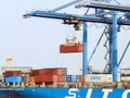 Les ports de Hô Chi Minh-Ville sont toujours en pleine effervescence, avec des navires qui chargent et déchargent des marchandises Photo : VNA.