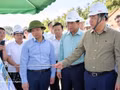 Le vice-Premier ministre permanent Pham Gia Tuc inspecte le chantier de l’autoroute Dong Dang - Tra Linh. Photo : VNA.