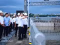 Le PM Le Minh Hung inspecte le projet de protection contre les inondations et les ondes de tempête dans le quartier de Xom Chieu, à Hô Chi Minh-Ville. Photo : VNA.