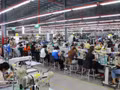 Les secteurs du textile-habillement et du cuir-chaussure s’orientent vers un modèle industriel allant au-delà de la sous-traitance et de l’assemblage, afin de se positionner sur des segments à plus forte valeur ajoutée, d’accroître le contenu technologique et de renforcer leur compétitivité. Photo: VNA