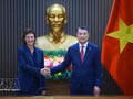 Le Premier ministre Le Minh Hung rencontre Fiona Bassett, directrice générale de FTSE Russell. Photo: VNA