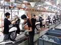 Une chaîne de production de l’usine intelligente de YADEA Vietnam, représentant un investissement de plus de 100 millions de dollars, dans la zone industrielle de Tan Hung, province de Bac Ninh. Photo : VNA.