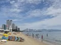 Joyau du littoral de la province de Khanh Hoa, la plage de Nha Trang déploie son pouvoir de séduction auprès des visiteurs. Photo : VNA.