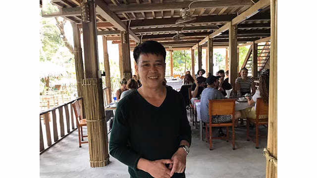 Des visiteurs étrangers trouvent du plaisir à contempler la beauté paisible de Mai Châu ảnh 10