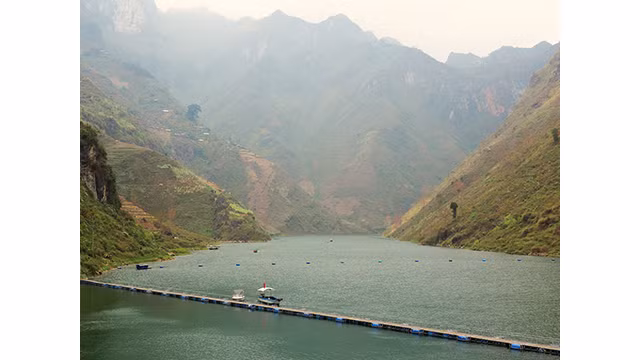 La rivière Nho Quê brille à la saison des fleurs de Bombax ảnh 7 La rivière Nho Quê brille à la saison des fleurs de Bombax ảnh 7