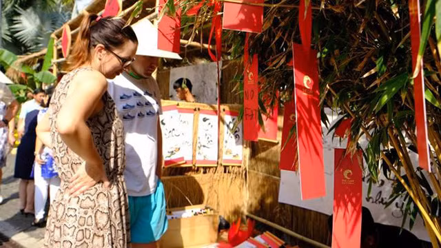Les touristes étrangers s’enthousiasment pour le marché de Têt vietnamien à Phan Thiêt ảnh 6
