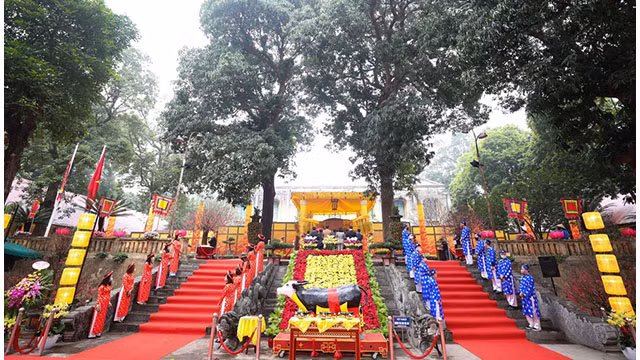 Relâchement des carpes et l’érection du « cây nêu » à la Citadelle royale de Thang Long ảnh 6