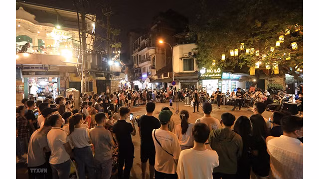 La vie trépidante est de retour dans le vieux quartier de la capitale Hanoï ảnh 13