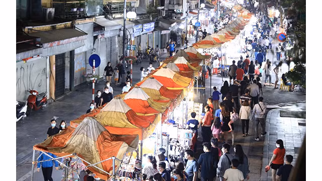La vie trépidante est de retour dans le vieux quartier de la capitale Hanoï ảnh 9