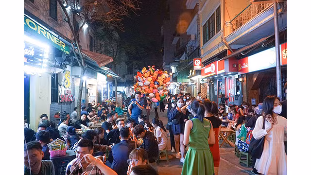 La vie trépidante est de retour dans le vieux quartier de la capitale Hanoï ảnh 5