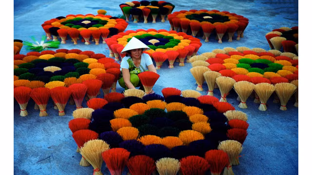 Beauté ensorcelante des villages de production des bâtonnets d’encens au Vietnam ảnh 3 Beauté ensorcelante des villages de production des bâtonnets d’encens au Vietnam ảnh 3