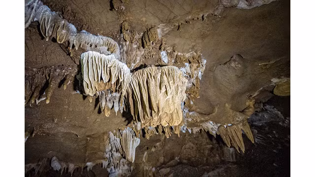 Admirez les splendides stalactites dans la grotte Nà La à Lang Son ảnh 5