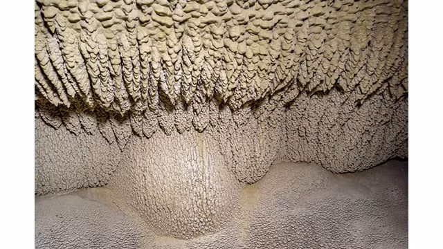 Admirez les splendides stalactites dans la grotte Nà La à Lang Son ảnh 3