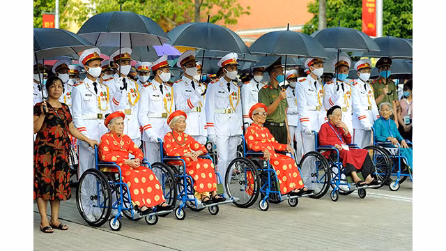 Une délégation de mères héroïques rend hommage au Président Hô Chi Minh dans son mausolée ảnh 5