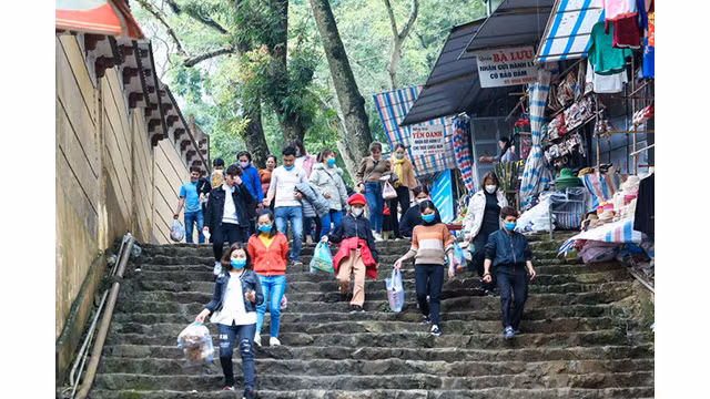  Des milliers de touristes ont visité la pagode Huong ảnh 7