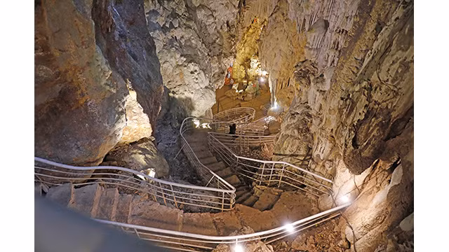 Le complexe de grottes du bourg de Cao Phong ảnh 7