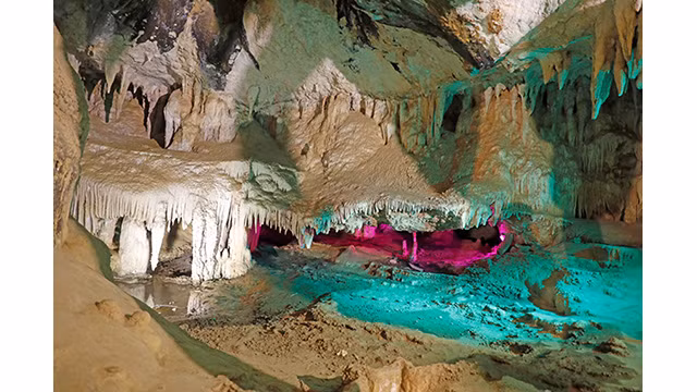 Le complexe de grottes du bourg de Cao Phong ảnh 12