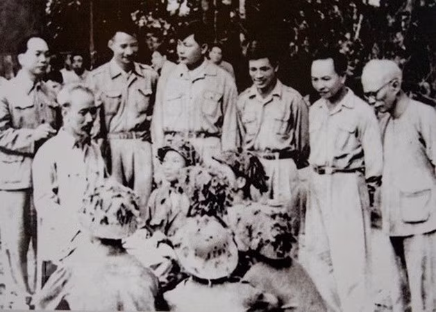 Des images mémorables du Président Hô Chi Minh et du général Vo Nguyên Giap dans la campagne Diên Biên Phu ảnh 13