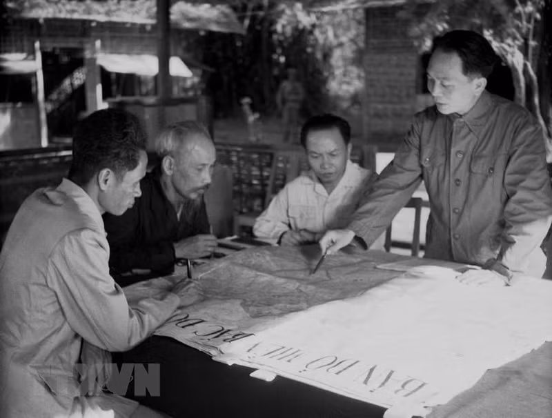 Des images mémorables du Président Hô Chi Minh et du général Vo Nguyên Giap dans la campagne Diên Biên Phu ảnh 1