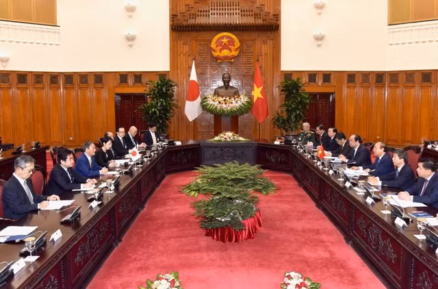 Le PM Nguyên Xuân Phuc accueille son homologue japonais ảnh 4