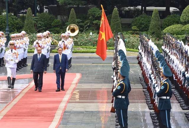 Le PM Nguyên Xuân Phuc accueille son homologue japonais ảnh 1