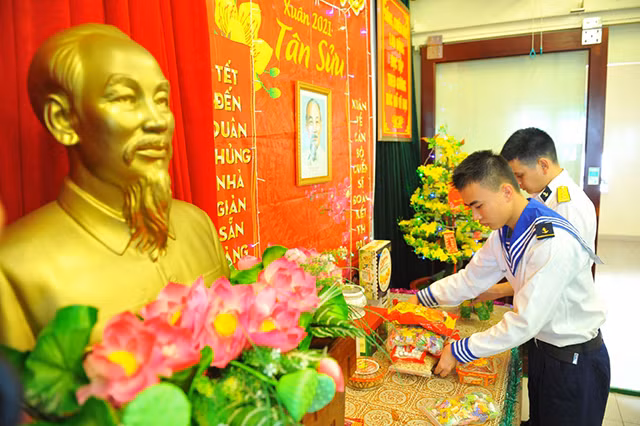 Les officiers et soldats basés sur les plates-formes DK1 reçoivent des cadeaux du Têt ảnh 7