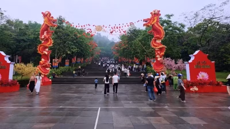 L’entrée du site est somptueusement décorée, dominée par un symbole de dragon éclatant, accueillant le flux de pèlerins de retour vers la Terre des ancêtres. 
