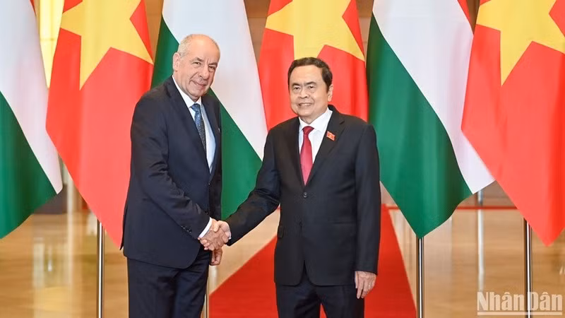 Le président de l'Assemblée nationale du Vietnam, Tran Thanh Man (à droite) et le président hongrois Sulyok Tamas, le 28 mai 2025, à Hanoï. Photo : NDEL.