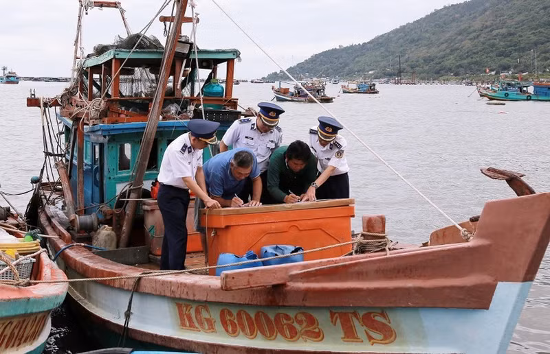 Un armateur signe un engagement à ne pas violer les réglementations relatives à la pêche INN. Photo : VNA.