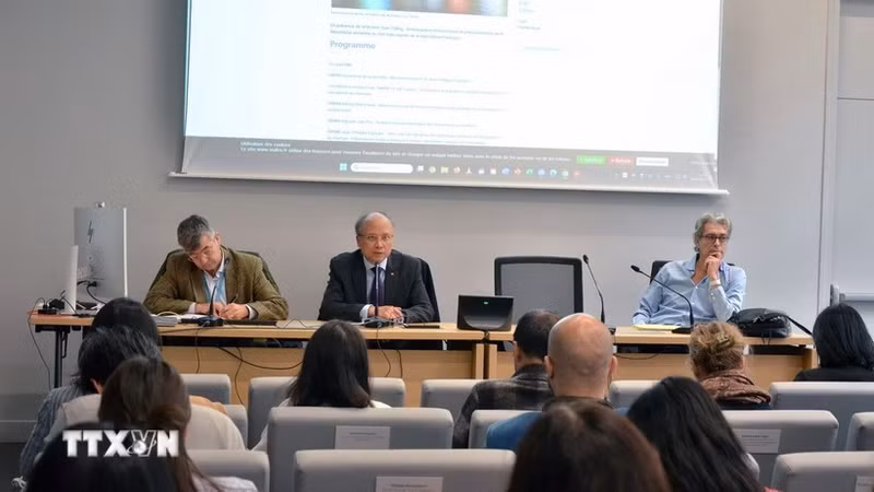 L'ambassadeur du Vietnam en France, Dinh Toàn Thang (au centre) lors de l'événement. Photo : VNA.