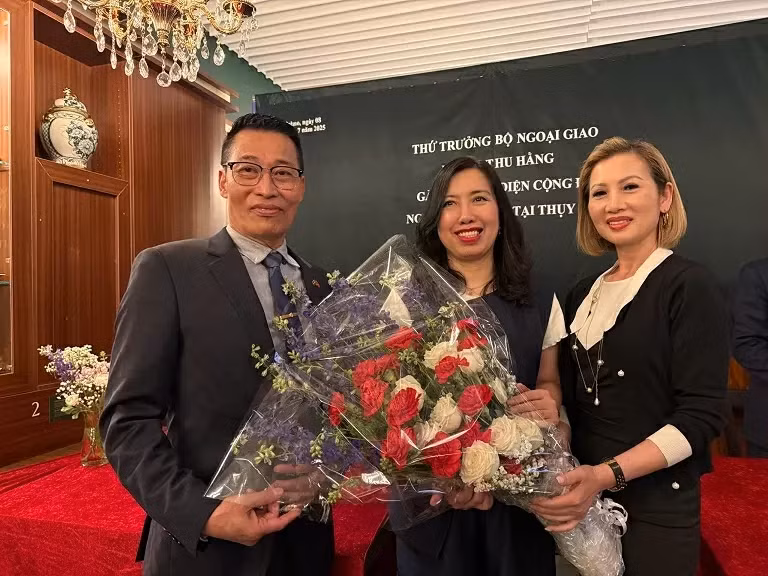 La vice-ministre des Affaires étrangères, Le Thi Thu Hang (au centre) rencontre les représentants des associations et de la diaspora vietnamienne en Suède. Photo : baoquocte.