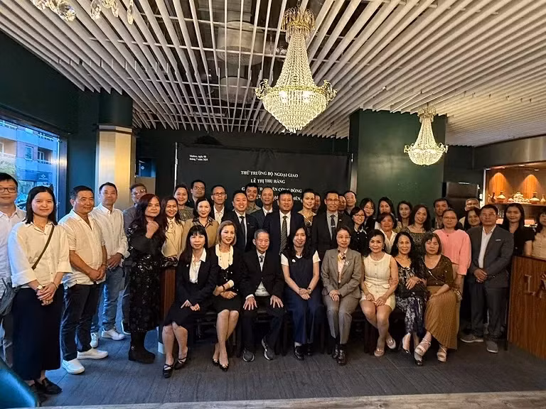 thu-truong-bo-ngoai-giao-le-thi-thu-hang-gap-go-tri-an-cac-the-he-kieu-bao-tai-dan-mach-va-thuy-dien-20250711071813.png