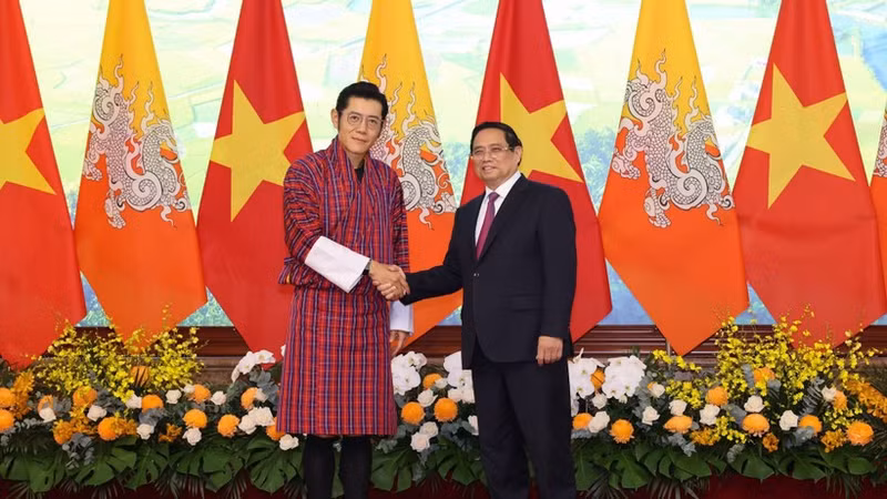 Le Premier ministre Pham Minh Chinh (droite) et le roi du Bhoutan Jigme Khesar Namgyel Wangchuck à Hanoï. Photo : NDEL.