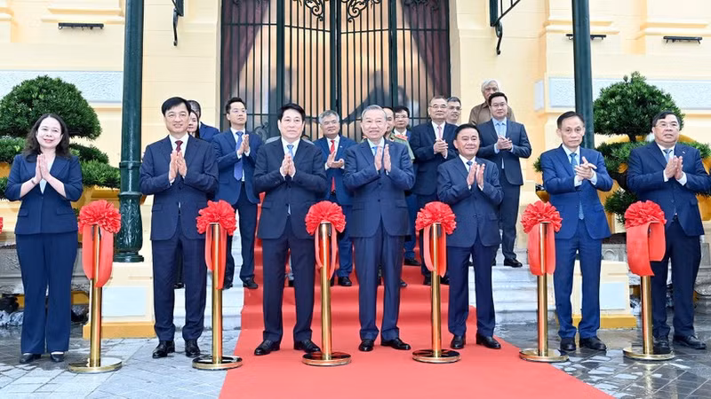 Le secrétaire général du Parti To Lam et le président Luong Cuong procèdent à la coupure du ruban marquant l’inauguration et la remise de l'ouvrage, anciennement Palais du Tonkin. Photo : NDEL.