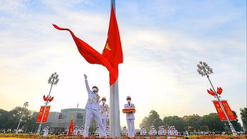 Une cérémonie de lever du drapeau sur la place Ba Dinh. Photo : VNA.